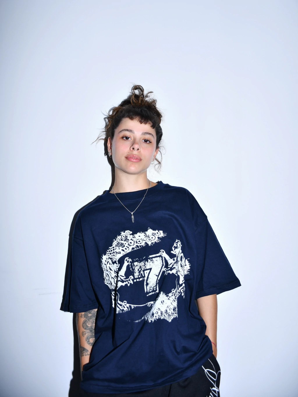 Modelo con la remera azul marino estampada con leones y el 7