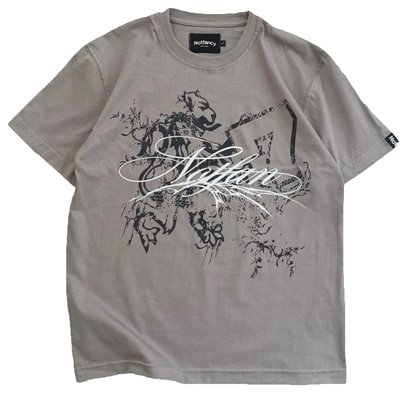 Remera oversize taupe con el león, el 7 y la firma Notfancy en blanco y negro