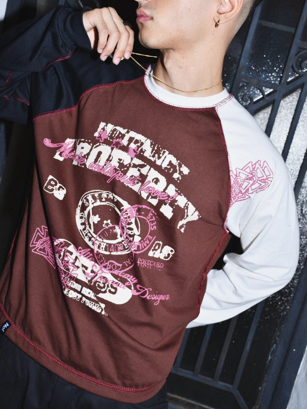 Detalle de la remera marrón con la gráfica Notfancy Property, puesta en un modelo