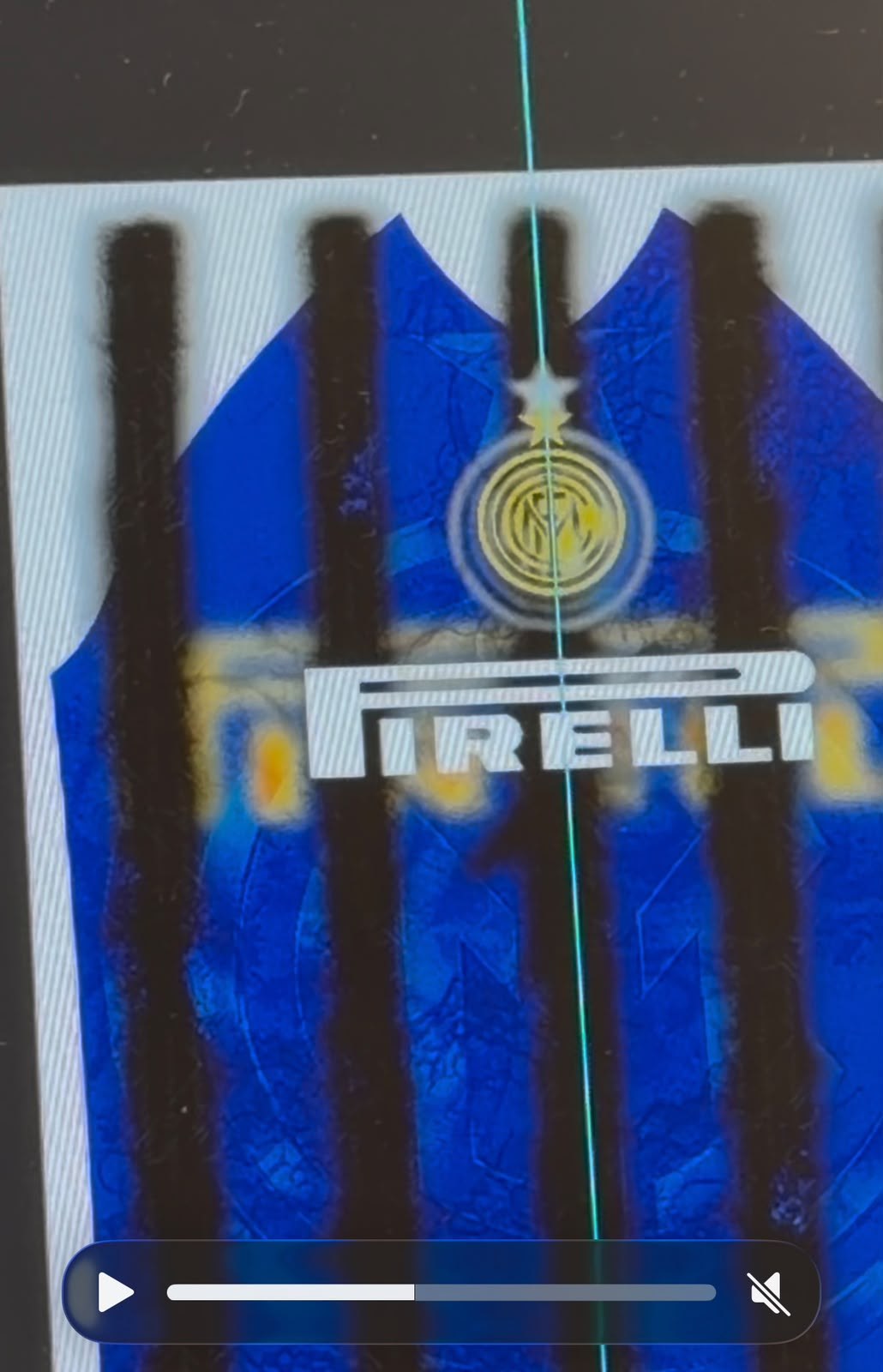 Detalle del frente de una camiseta azul y negra a rayas en Illustrator con escudo dorado y logo Pirelli